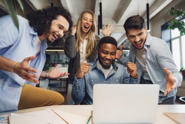 colaboradores felizes pois ganharam a bonificação para funcionários