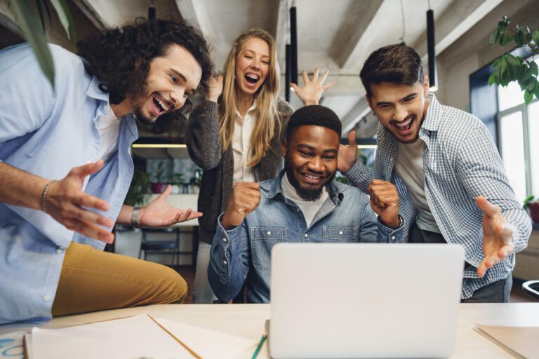 empleados contentos por haber ganado la prima de empleado