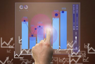 homem apontando um gráfico sobre o indicador de desempenho no Balanced Scorecard (BSC)