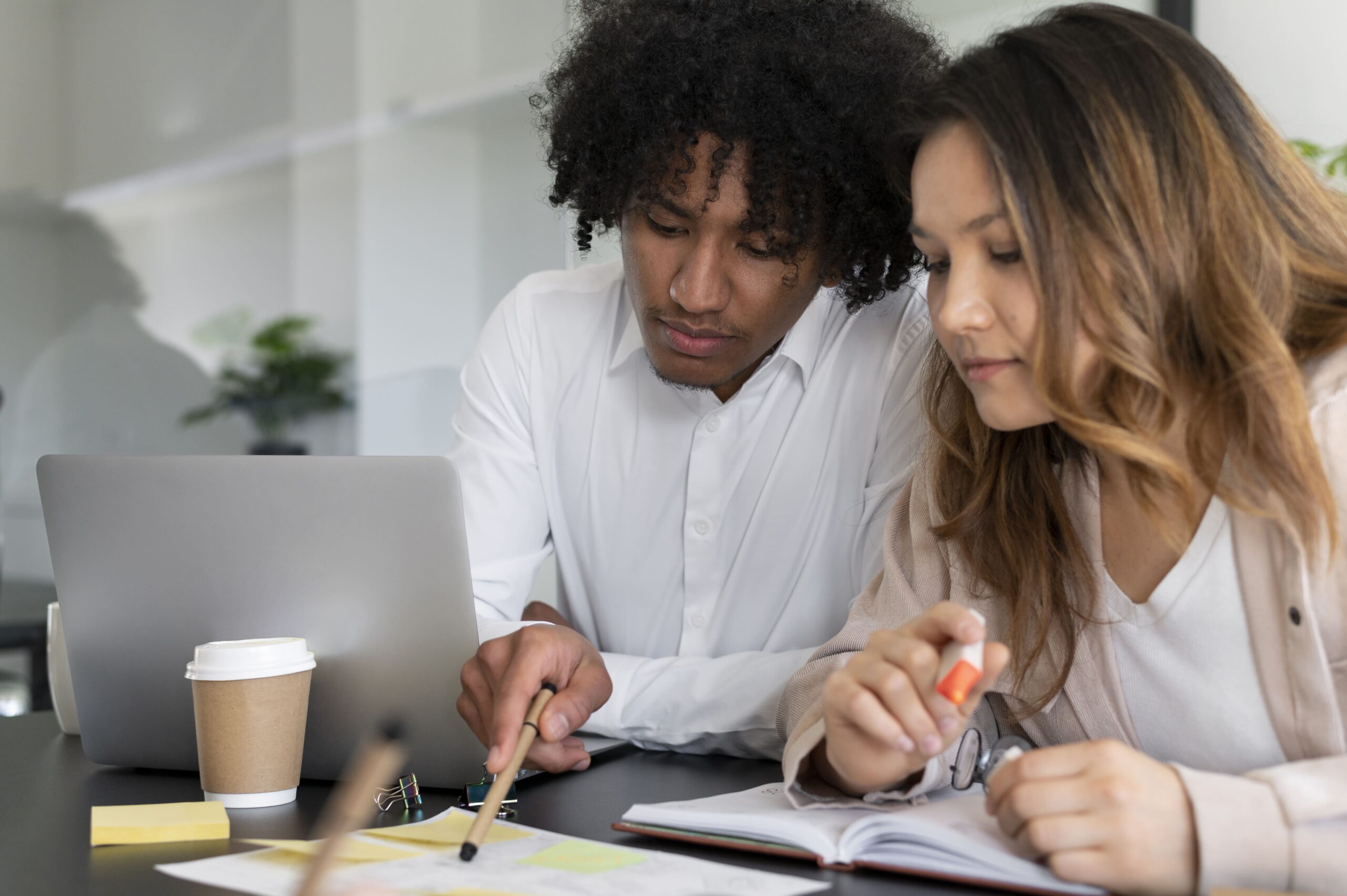 Aprender siglas corporativas: guia executivo para dominar os termos mais usados na gestão empresarial