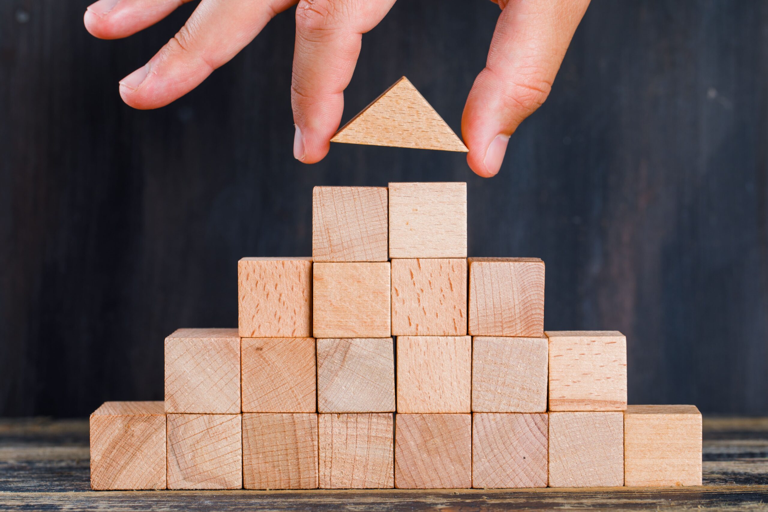 Pirâmide de Maslow: como aplicar o conceito à gestão estratégica 